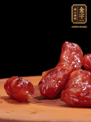 金字粒腸，一半切成片，一半保留整顆