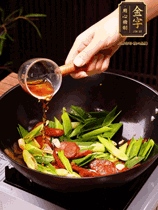 下蒜苗炒軟，沿鍋邊烹入一勺料酒，加醬油、蠔油、白糖調(diào)味炒勻