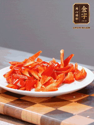 藕帶洗凈，斜切成小段備用、姜切絲、蒜切片、辣椒斜切，再切少許蒜