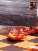 處理食材：香腸切片，土豆切塊、胡蘿卜切丁、豆角切段