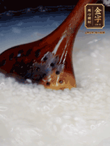 大米淘洗干凈，水開放入大米，煮3分鐘，煮到用手可以掐斷大米，撈出瀝干備用