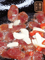 香腸煸香，加大蒜、小米辣增加香味