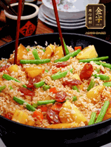 加水，沒過大部分食材。把瀝干水分的米飯均勻地鋪在上面，筷子戳幾個(gè)洞