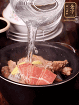 所有食材放入電飯鍋，加2勺料酒，足量的開水，按煲湯鍵煮湯