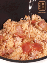 一起放入電飯鍋，加入剛好沒(méi)過(guò)食材的水。