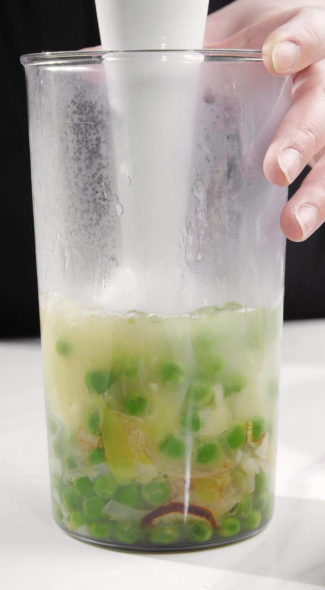 炒好的蔬菜+高湯或熱水，倒入破壁機(jī)攪打細(xì)膩絲滑即可。