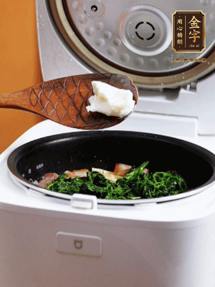 放入電飯鍋、加1勺豬油翻拌均勻