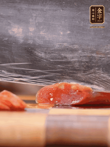 臘腸蒸熟，切片備用