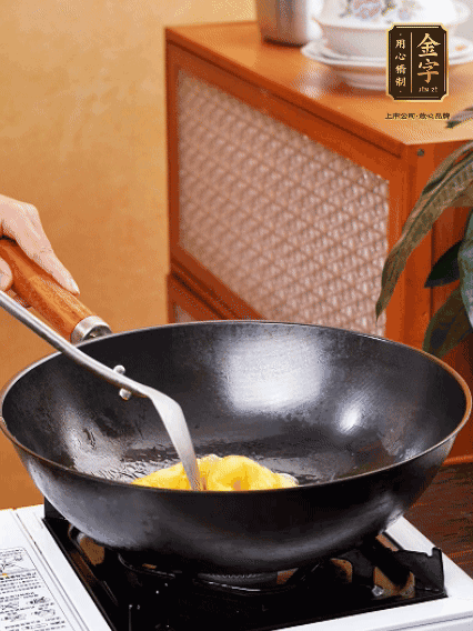 熱油，下雞蛋液煎好，盛出備用