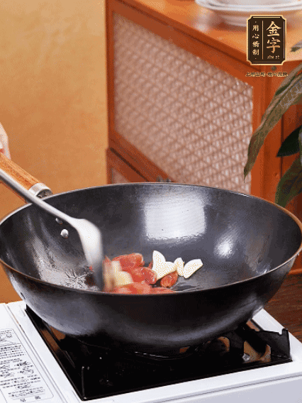 熱油，香腸微微煸出香味，加蒜片、小米辣