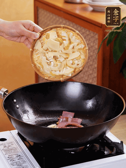 油熱，下蒜末、火腿煸炒出香味，再下筍片微微翻炒