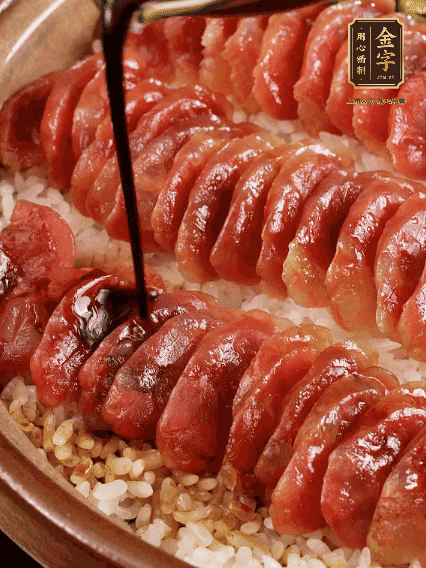 淋上醬汁攪拌均勻
調(diào)一個(gè)醬汁：生抽2匙、老抽半匙、蠔油半匙、白砂糖1/3匙、雞精1/3匙、香油5滴、水1匙