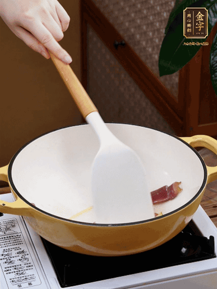 油熱，姜絲、火腿微微煸出香味