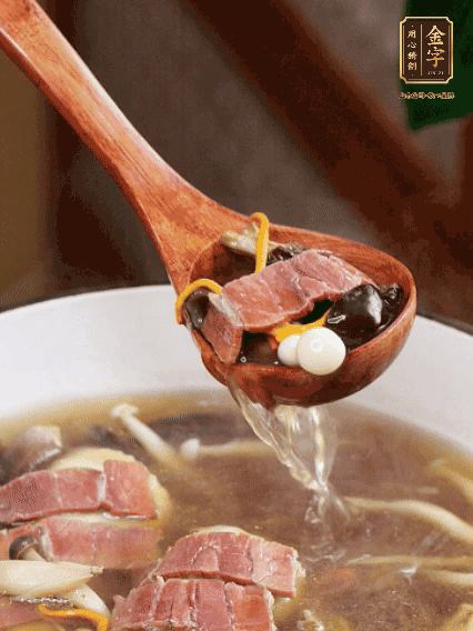 加羊肚菌、雞縱菌、蟲草花、海鮮菇、白玉菇再煮20分鐘