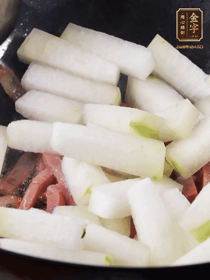 再下冬瓜微微煸炒，加一小碗水，中小火煨5分鐘