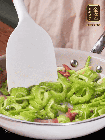 熱油，火腿、蔥姜、干辣椒煸香，再下苦瓜翻炒