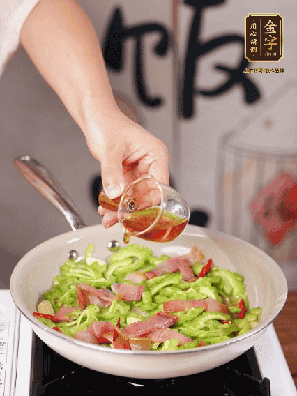 淋一圈料酒，少許糖調(diào)味