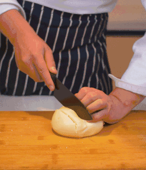 饅頭表面切出1cm左右的網(wǎng)格。