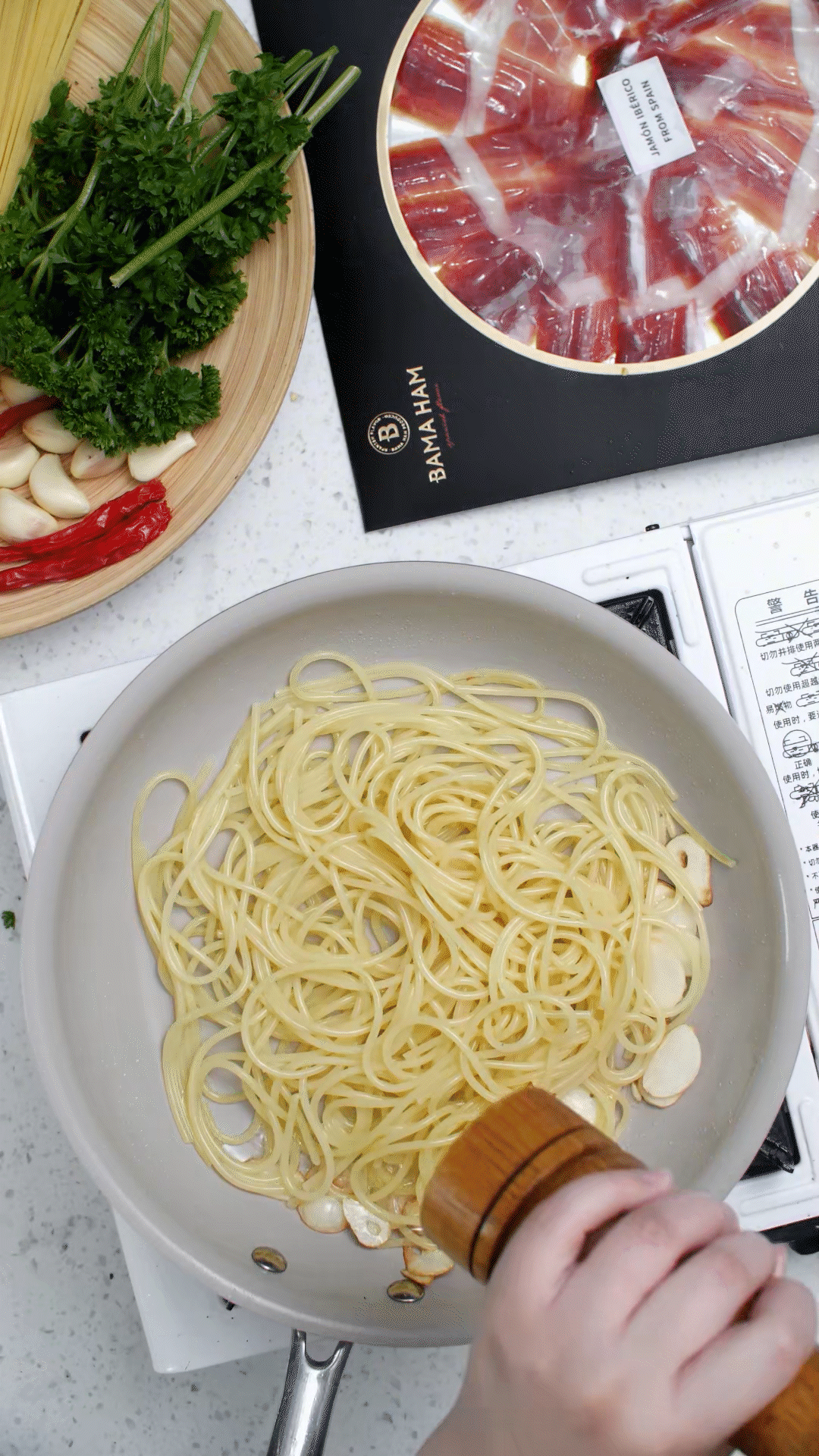 起鍋燒水，水開加入1勺橄欖油和1勺鹽，煮開后放入意面，水再次煮開后轉(zhuǎn)中小火，5號面約8-10分鐘
