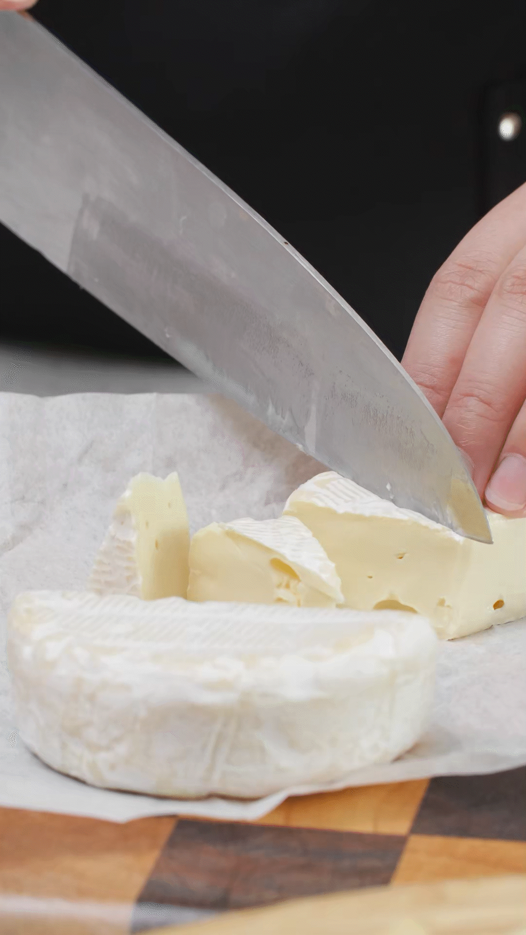 ①布里奶酪切塊、蘇打餅干掰成合適大小