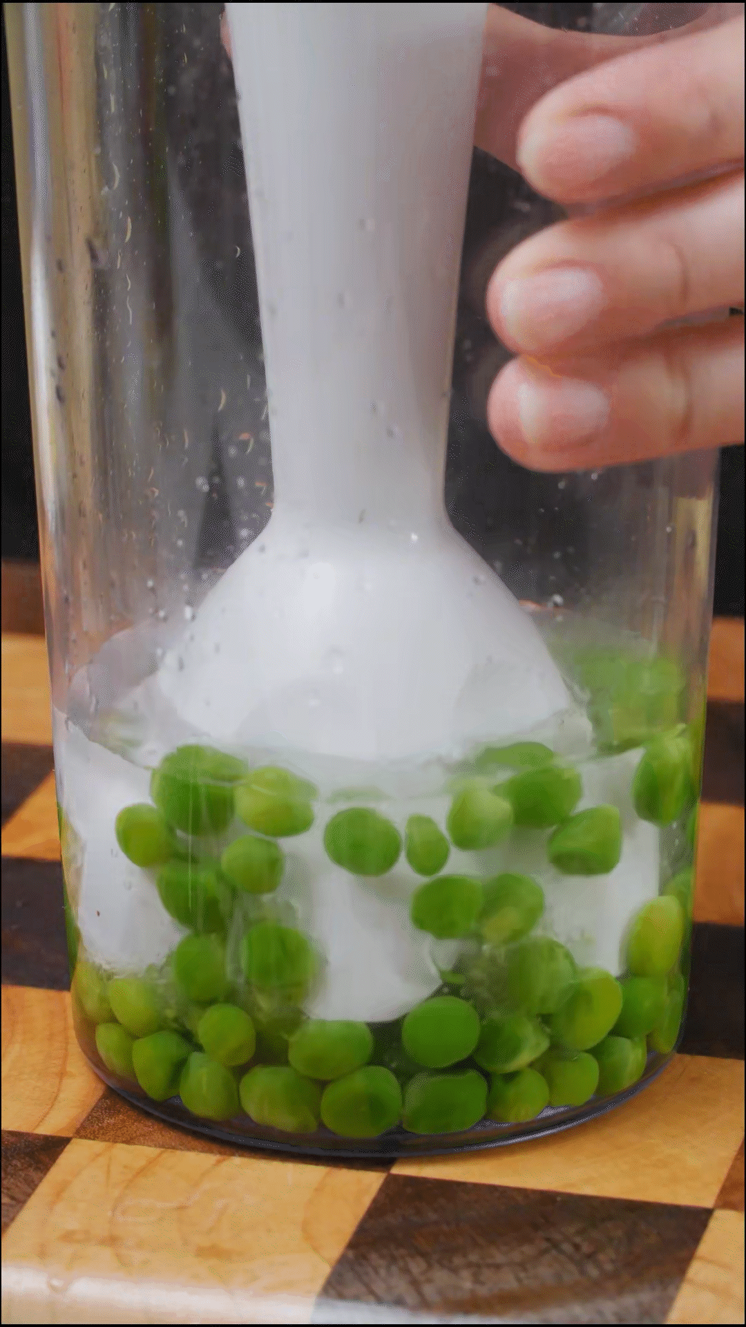 斷生的豌豆加水和大蒜，放入料理機打成糊狀
