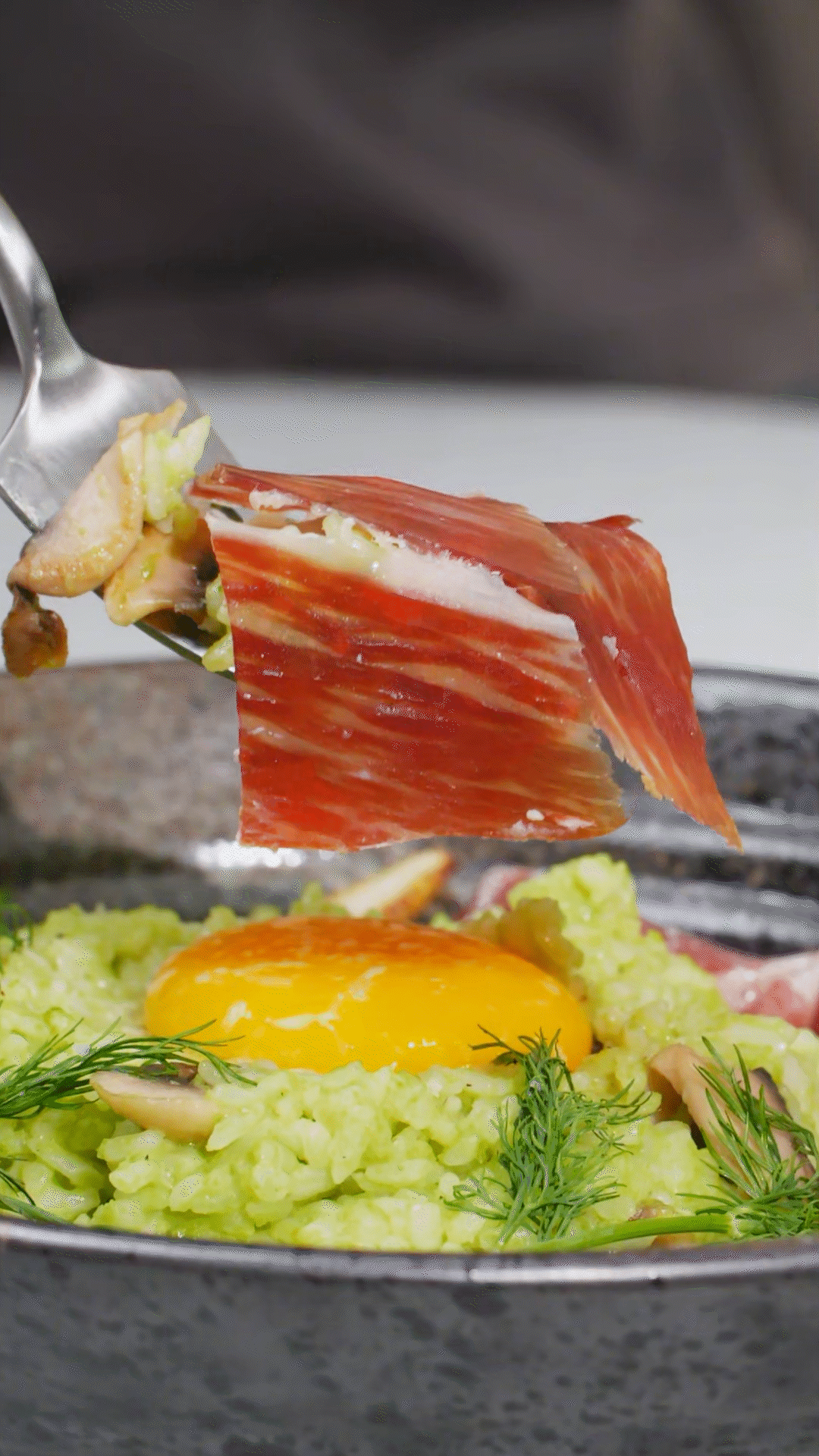 沿著碗邊依次放上：巴瑪火腿、玉米筍、蒔蘿