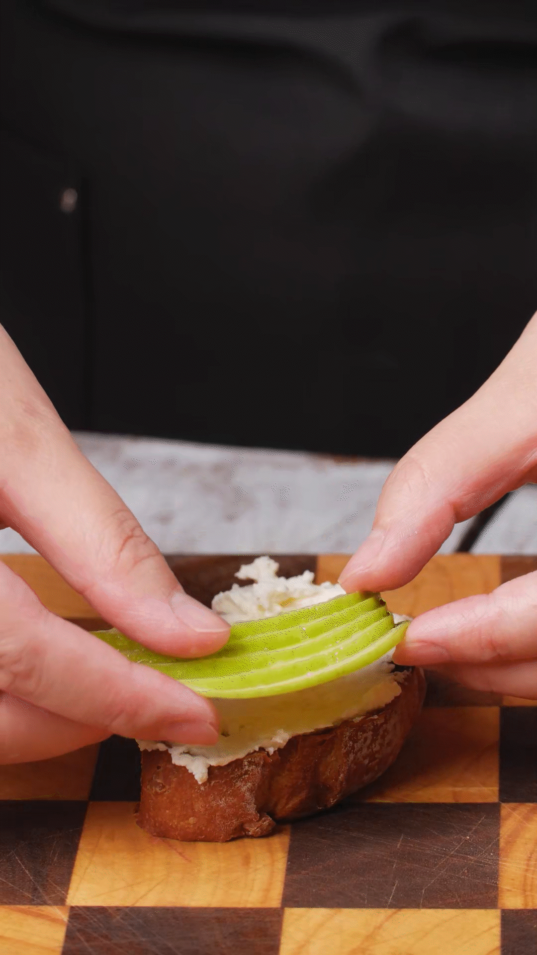 歐包抹上奶酪依次放上：蘋果、梨、藍(lán)莓
