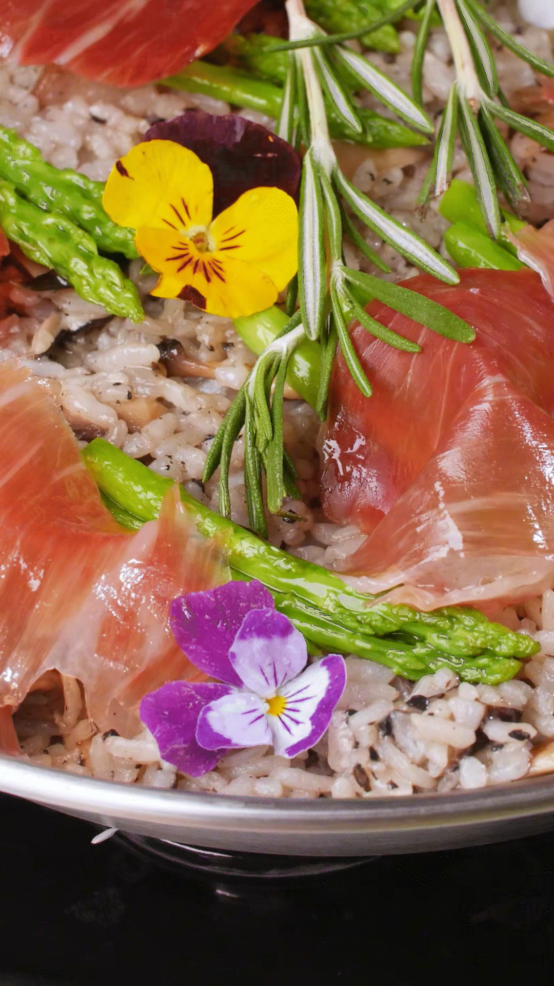 放入預(yù)先煮好的米飯和一碗去油的雞湯，和黑松露醬攪拌均勻
