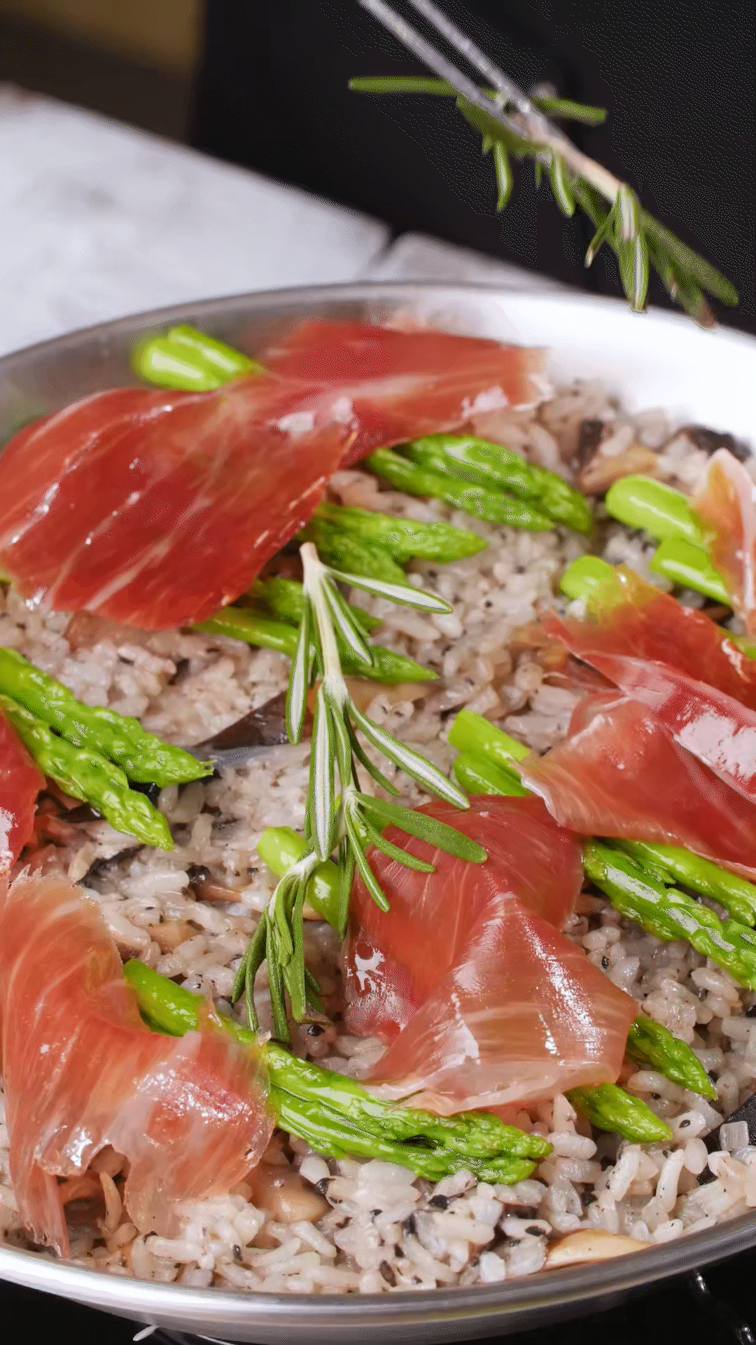 放上巴瑪火腿和蘆筍、點綴迷迭香、三色堇