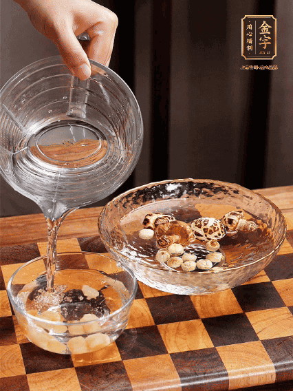 將雞肉、鮑魚、蝦仁焯水，冬菇、蓮子、干貝泡發(fā)