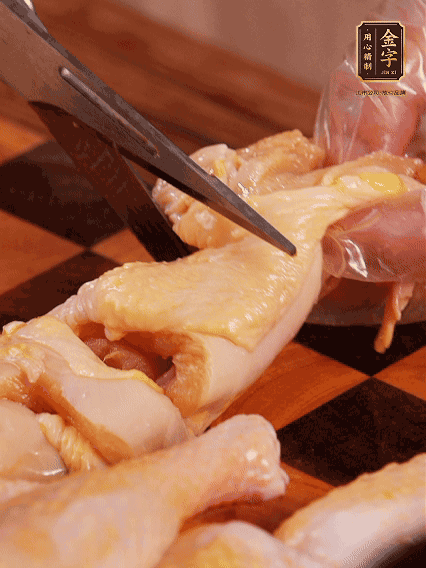 土雞處理干凈，切成大塊，加蔥姜、花雕酒、鹽腌制10分鐘