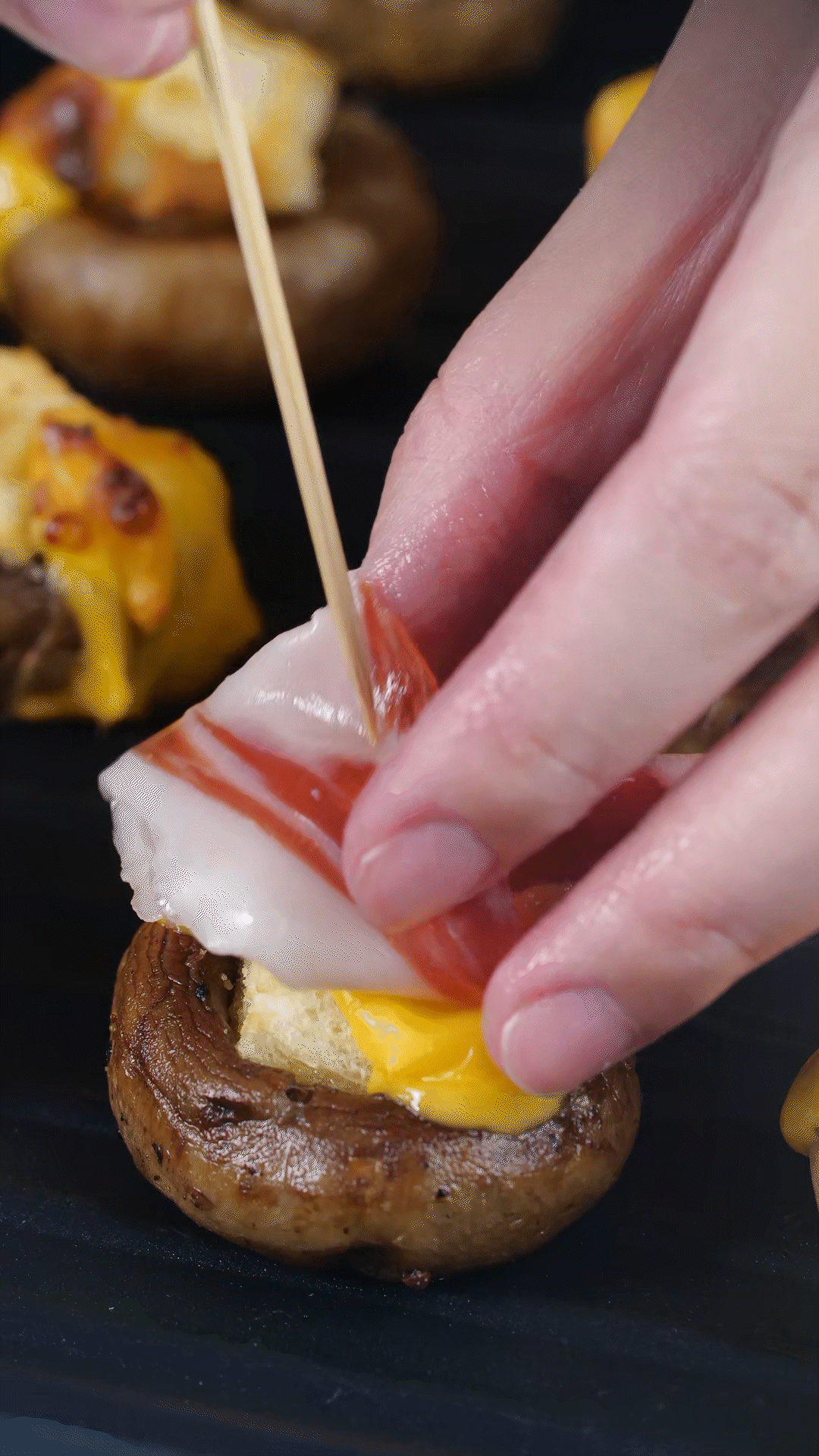 將火腿卷一卷，放在最頂部，插上竹簽