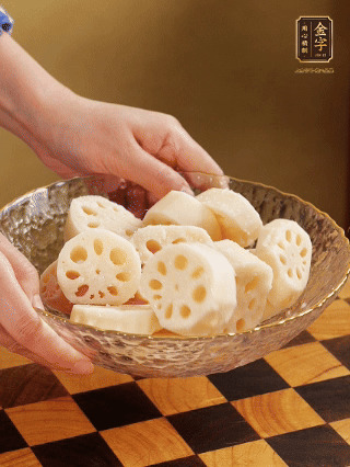 蓮藕洗凈削皮，切大塊，用鹽、糖腌制30分鐘。