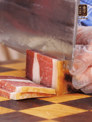 金字火腿切片，溫水浸泡5分鐘