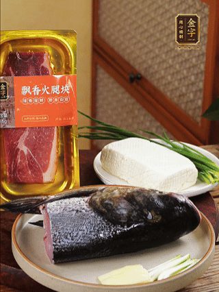 花鰱魚(yú)頭處理干凈（刮黑膜、除貼骨血、拔魚(yú)牙、剪魚(yú)鰭、刮凈魚(yú)肉表面雜質(zhì)），從中間劈開(kāi)成兩半，擦干水分