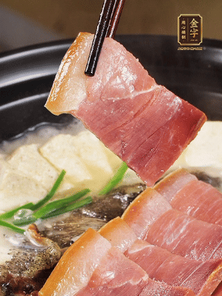 加入一丟丟鹽，撒點(diǎn)胡椒粉，蔥段點(diǎn)綴