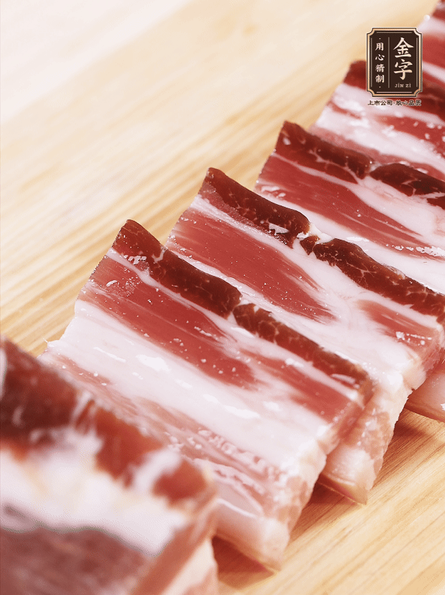 金字淡咸肉切厚片；金字淡咸肉、仔排加蔥姜、料酒焯水3分鐘，溫水洗凈。
