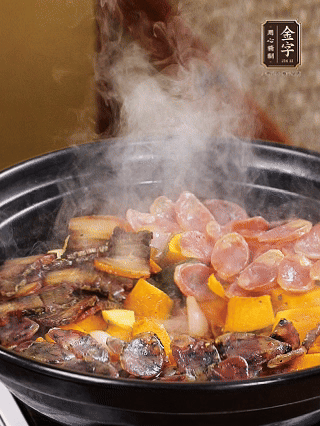 關(guān)火鋪上土香腸、梅干菜香腸、醬肉，加生抽、清水、黑胡椒粉調(diào)成的料汁，中火焗5分鐘