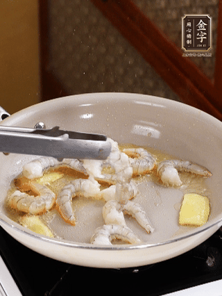 秘制煲仔飯醬油：2勺蒸魚豉油、半小勺糖、1大勺清水攪拌均勻煮1分鐘